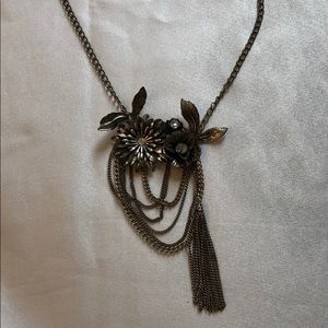 Flower necklace with chain details
